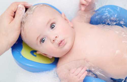 Температура воздуха при купании должна быть оптимальной, если в доме холодно, ограничьтесь гигиеническими обтираниями малыша